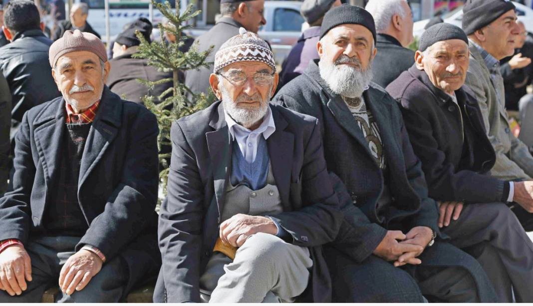 Çalışan emeklilerin maaşı tamamen kesilebilir! Kara haberi SGK Uzmanı verdi 1